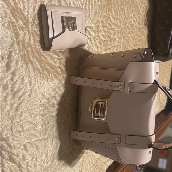 Michael Kors Cream Handbag with Gold Accents plus matching wallet - Picture 1 of 4